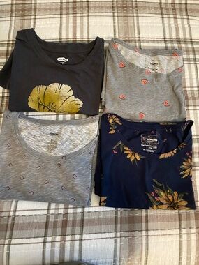 WOMAN SET of 4 Sonoma & Old Navy Girls' Mixed Tops - Navy Floral, Gray, Charcoal